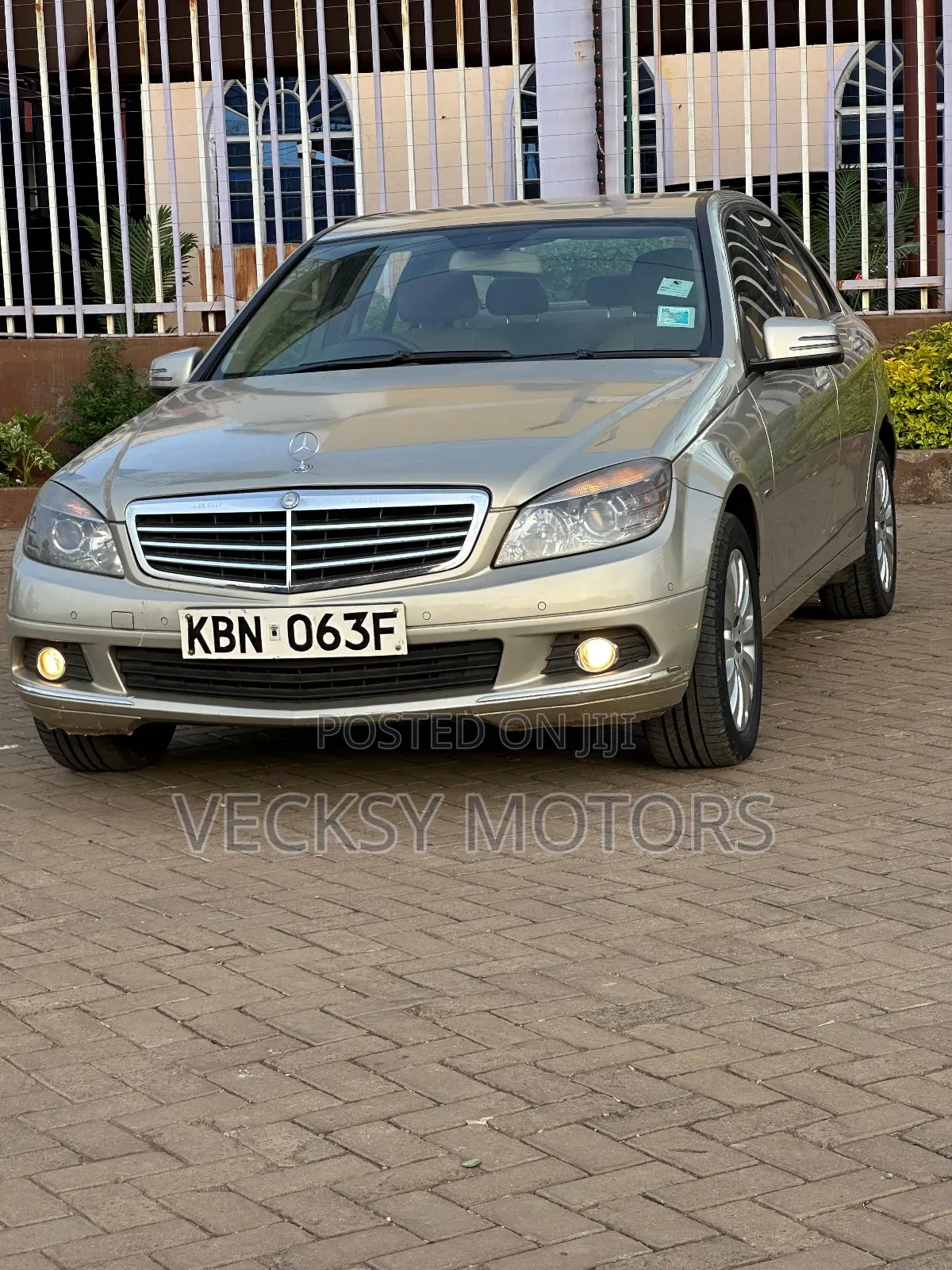 Mercedes-Benz C200 2010 Gold