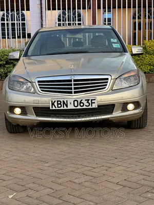 Mercedes-Benz C200 2010 Gold