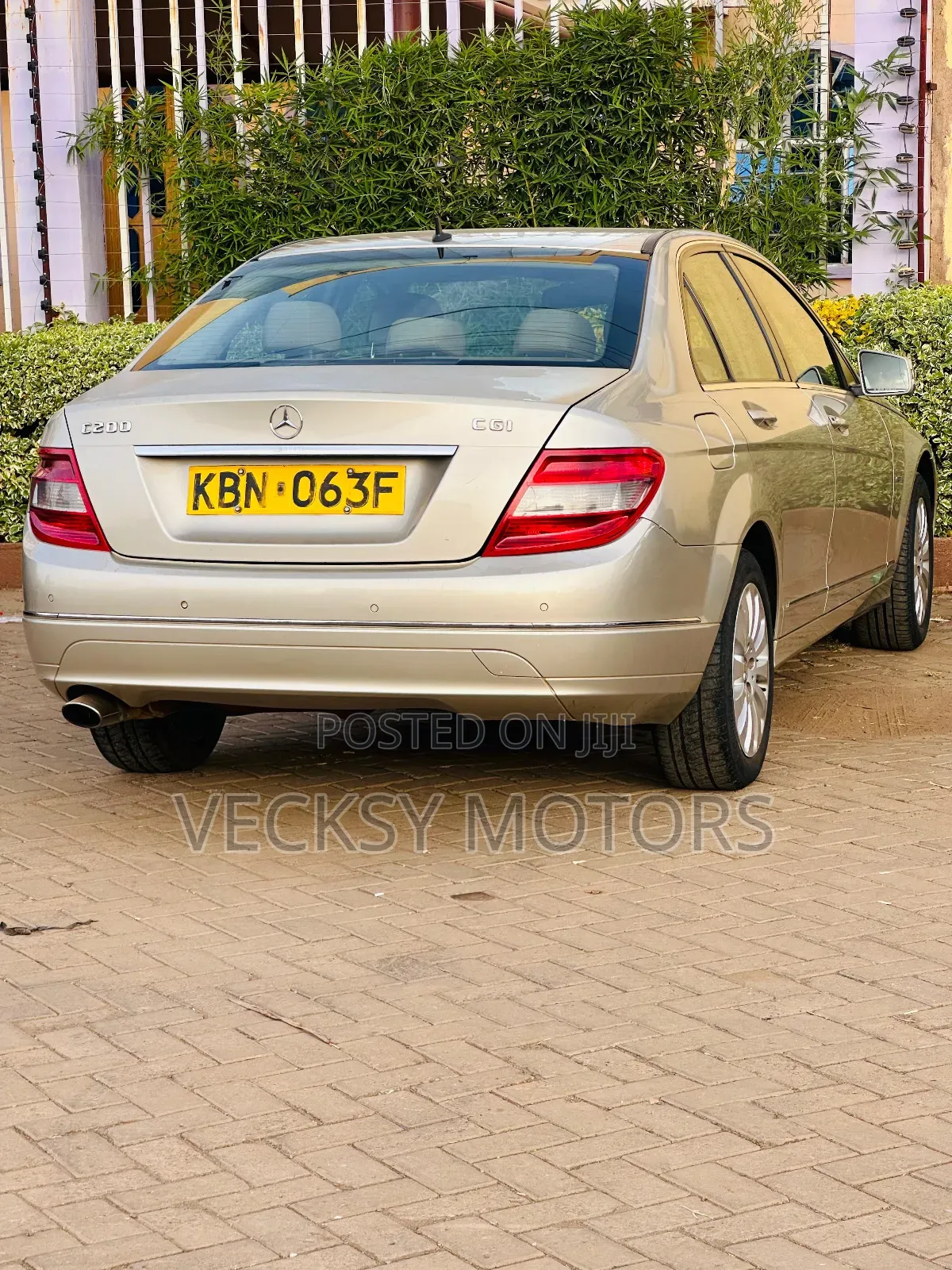 Mercedes-Benz C200 2010 Gold
