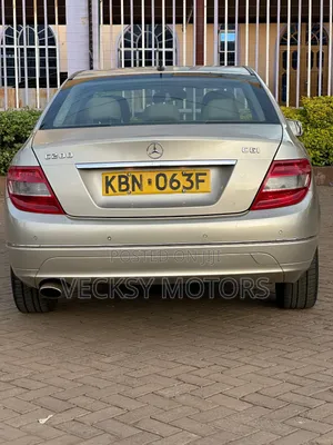 Mercedes-Benz C200 2010 Gold