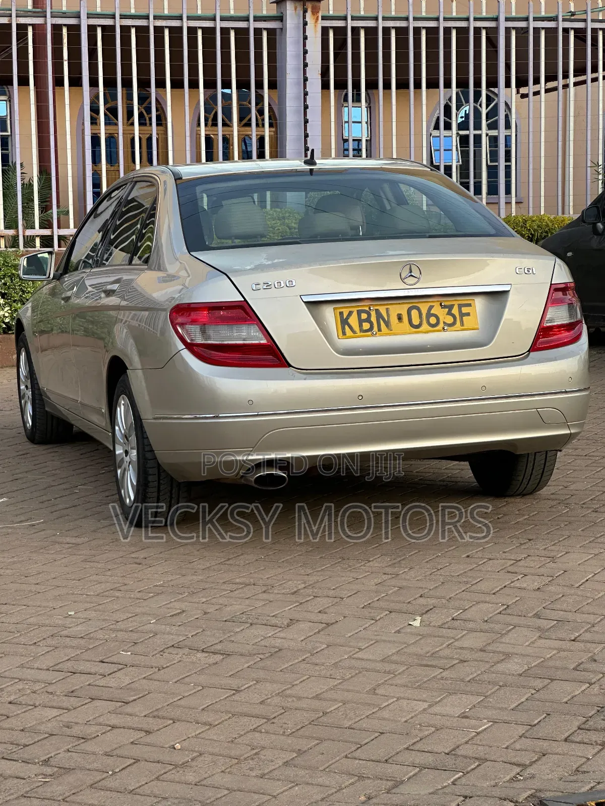 Mercedes-Benz C200 2010 Gold