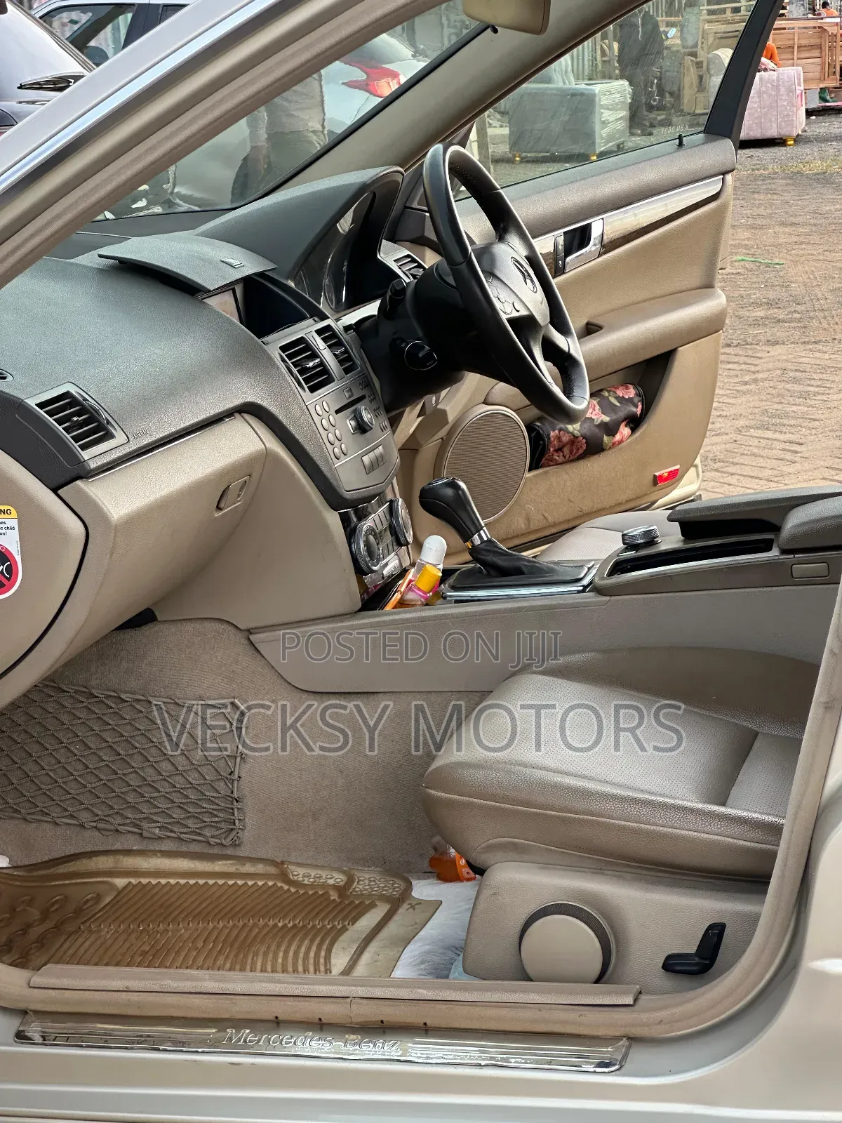Mercedes-Benz C200 2010 Gold
