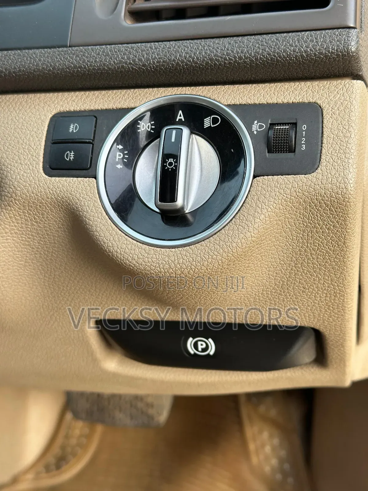 Mercedes-Benz C200 2010 Gold