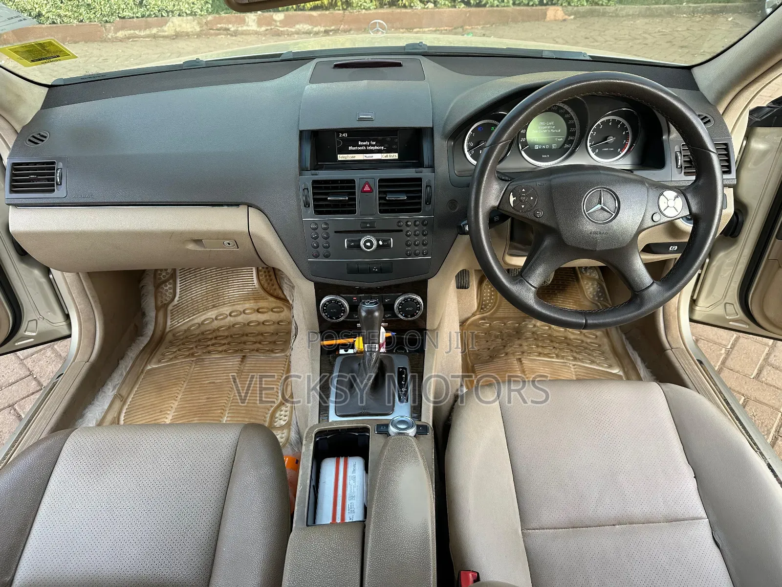 Mercedes-Benz C200 2010 Gold