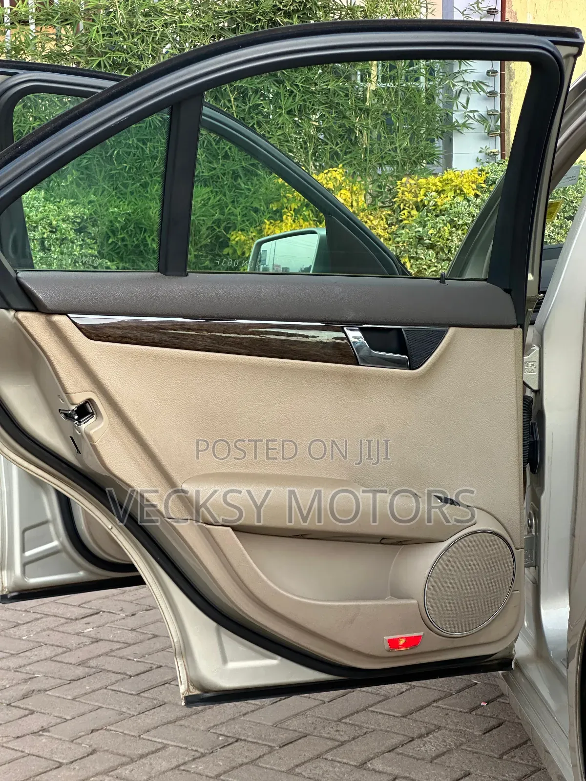 Mercedes-Benz C200 2010 Gold