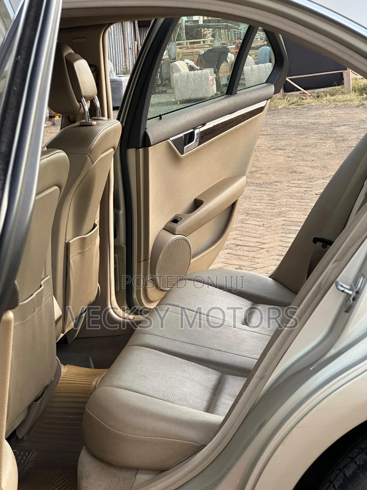 Mercedes-Benz C200 2010 Gold