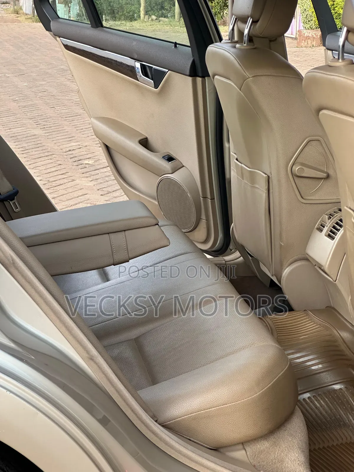 Mercedes-Benz C200 2010 Gold