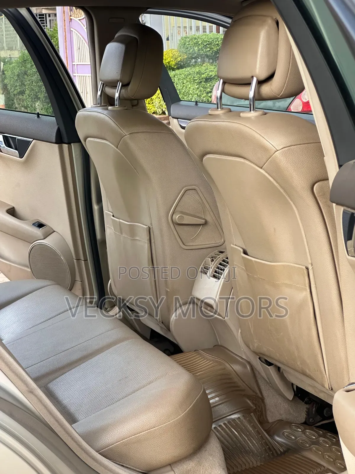 Mercedes-Benz C200 2010 Gold