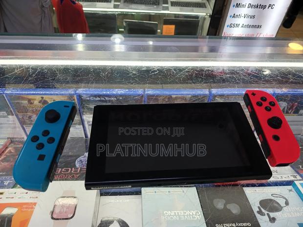 Nintendo Switch V2 Used - main view