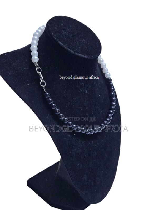 Unisex Medium Black and White Pearl Necklace