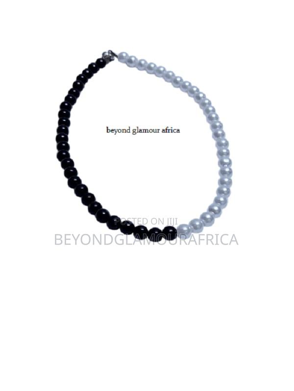 Unisex Medium Black and White Pearl Necklace - thumbnail 4