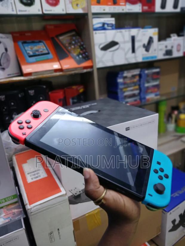 Standard V2 Nintendo Switch Console Used - main view