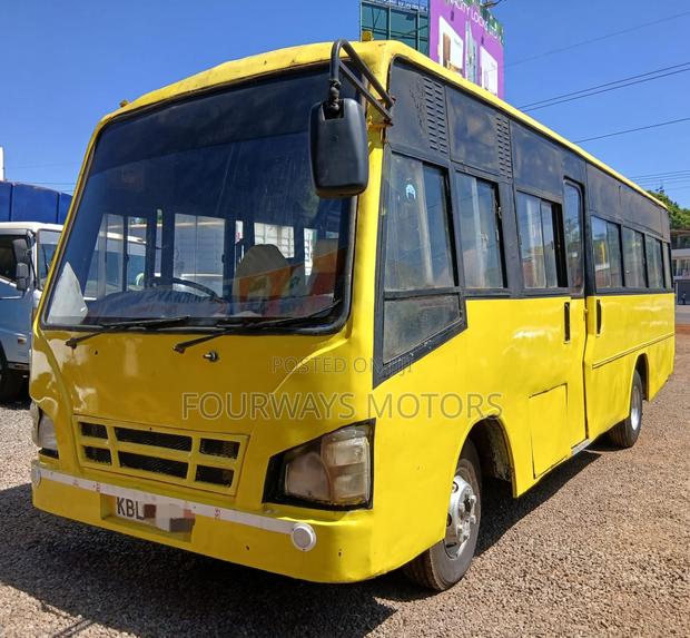 Isuzu NQR 2009 Yellow