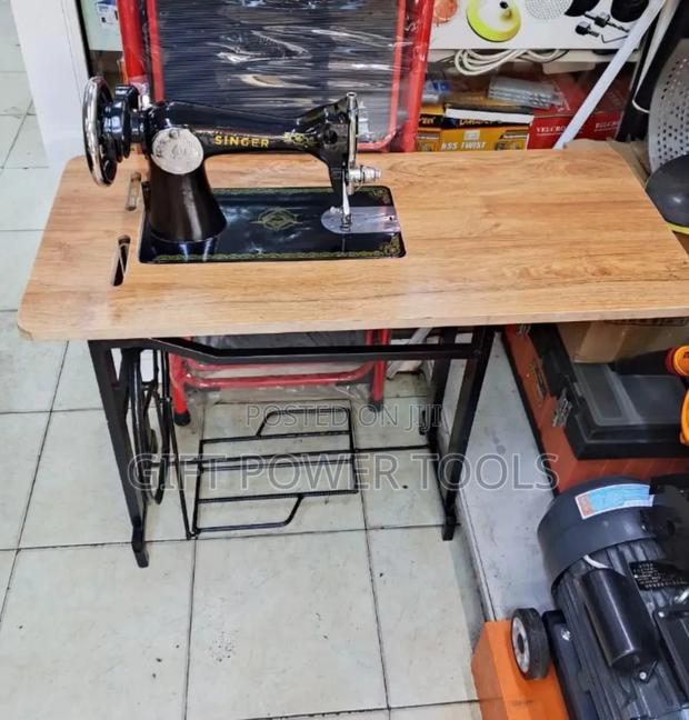 Singer Sewing Machine With A Table /Singer Machine With A Table - main view