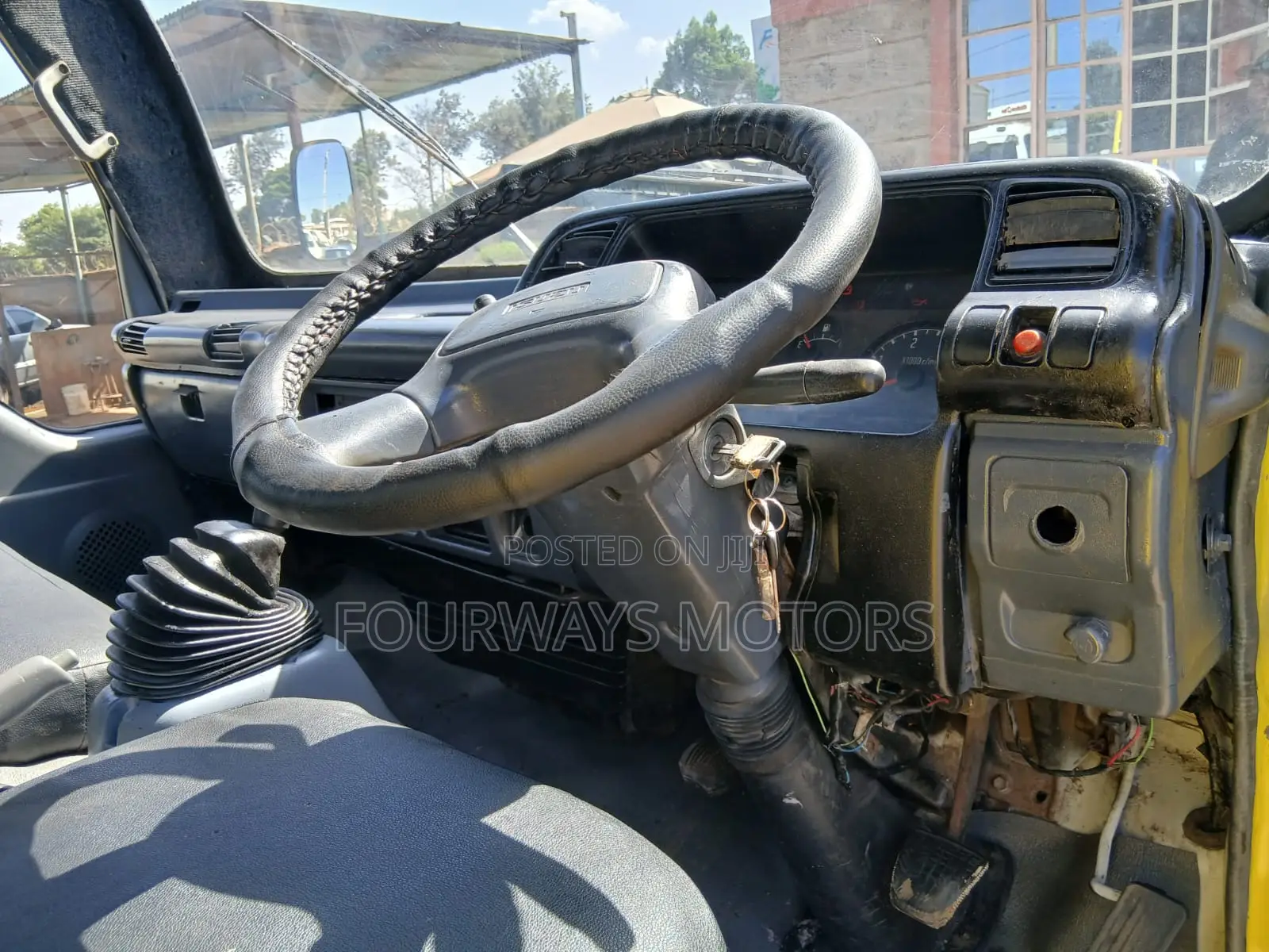 Isuzu NQR 2014 Yellow