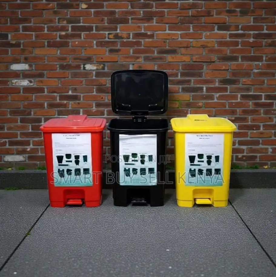 Office 30l Step Bin With Tight-Fitting Lid Smooth Inner Surfaces