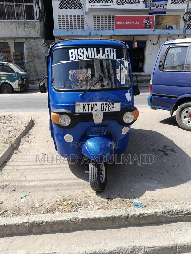 Piaggio 2021 Blue - main view