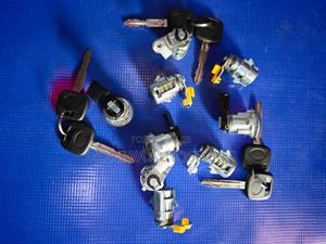 Metal Lock Ae 90 and Hilux - main view