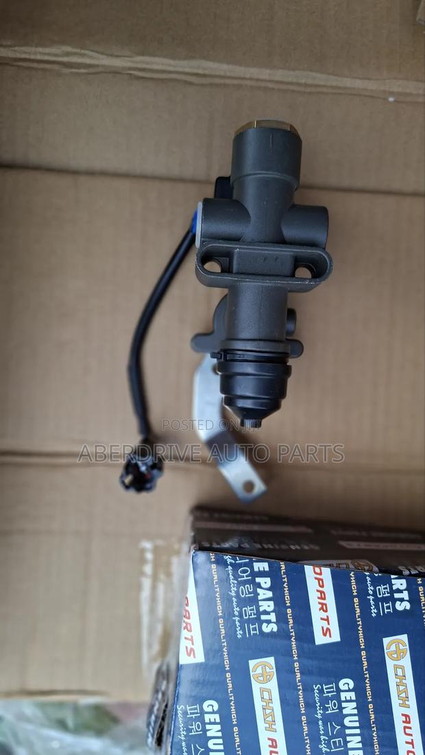 Cabin Leveling Valve, Hino 700. - thumbnail 6