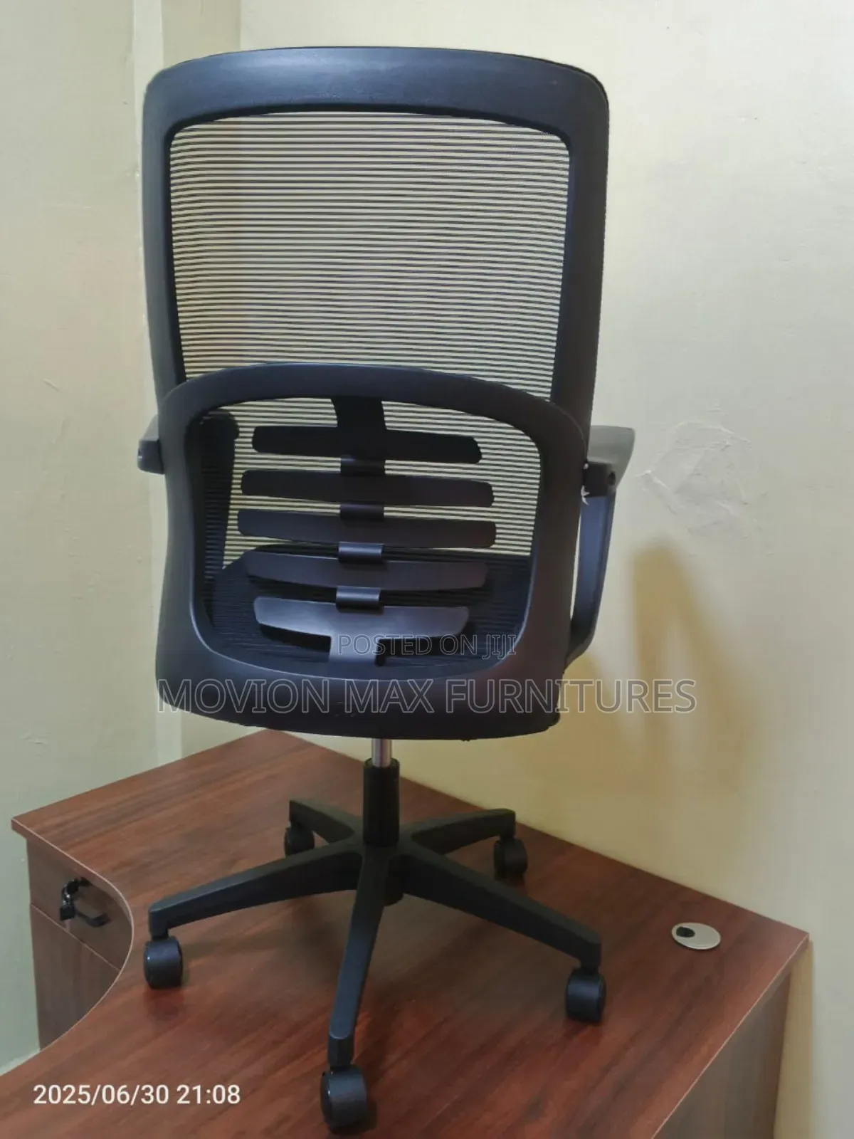 Black Low Back Rotating Chairs