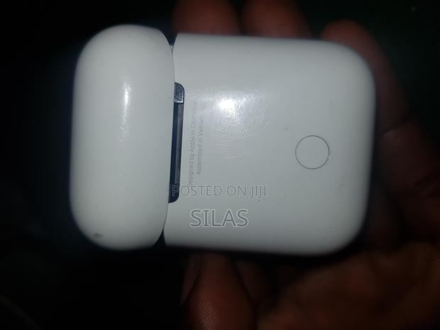 Apple 4th Generation Earpords - main view