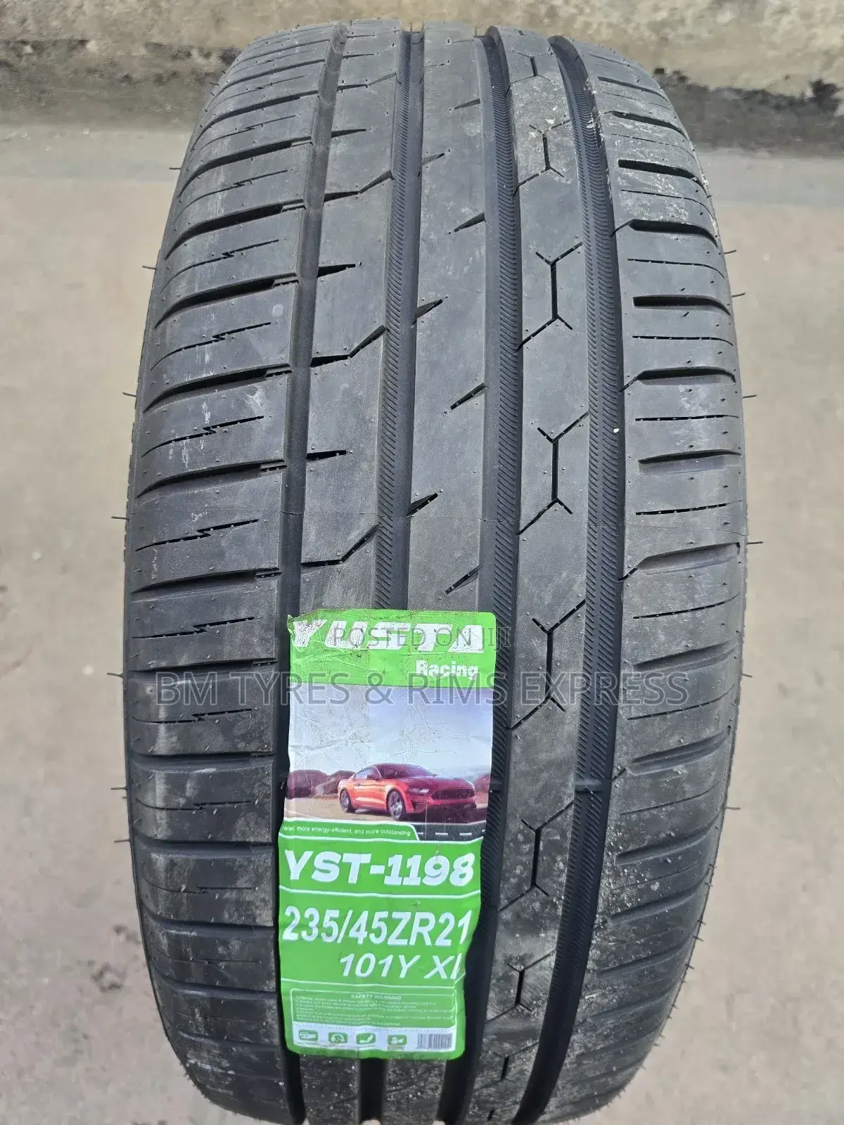 235 /45 R21 Yusta.