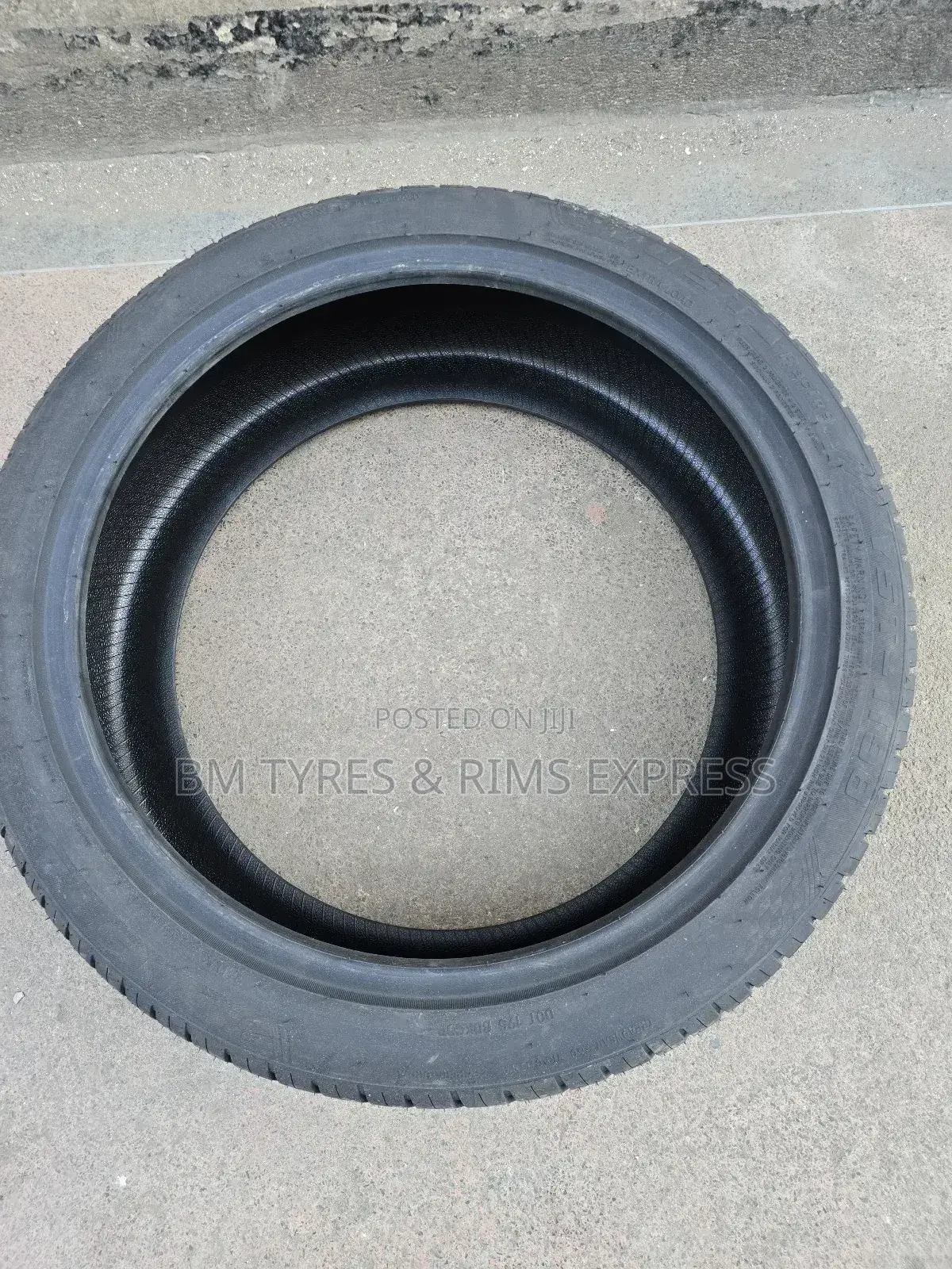 235 /45 R21 Yusta.