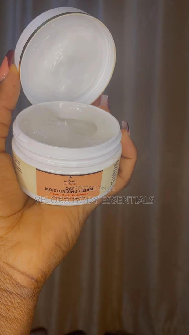 Velora Vitamin C + Niacinamide Face Cream for Dark Spots Glow - thumbnail 4