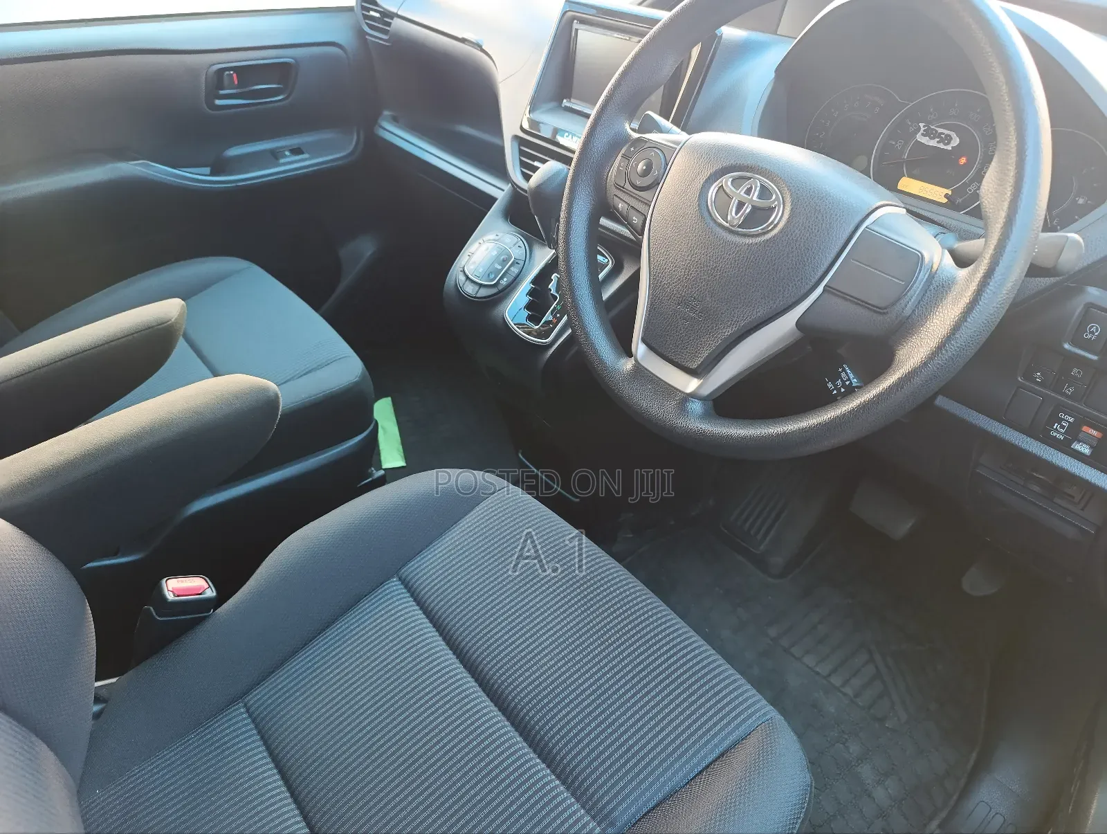 Toyota Voxy 2018 Pearl