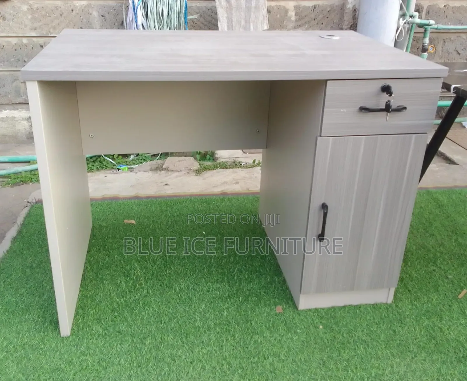 1m Office Desk With Lockable Cabinet