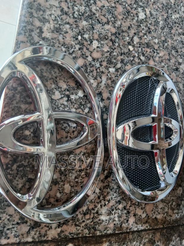Front Grill Toyota Logo Emblem/ Front Grill Toyota Logo/ Emblem