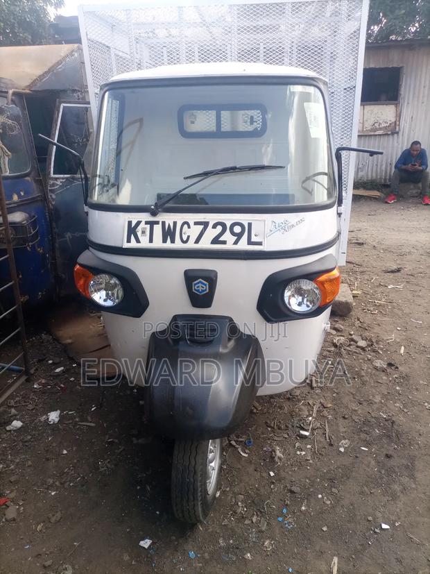 Piaggio 2022 White - main view