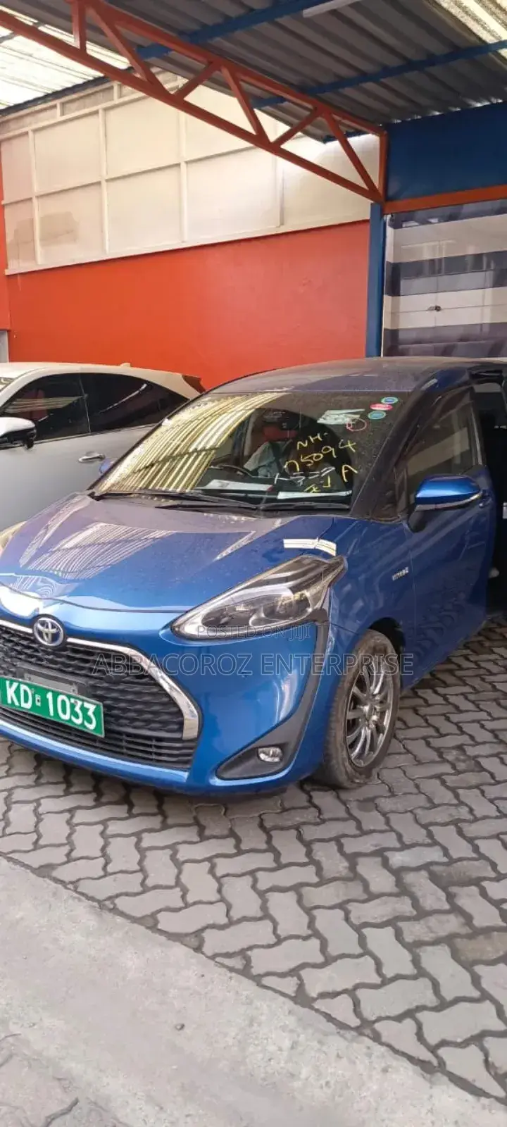 Toyota Sienta 1.5 Hybrid FWD 2019 Blue