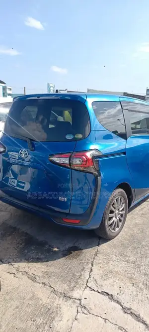 Toyota Sienta 1.5 Hybrid FWD 2019 Blue