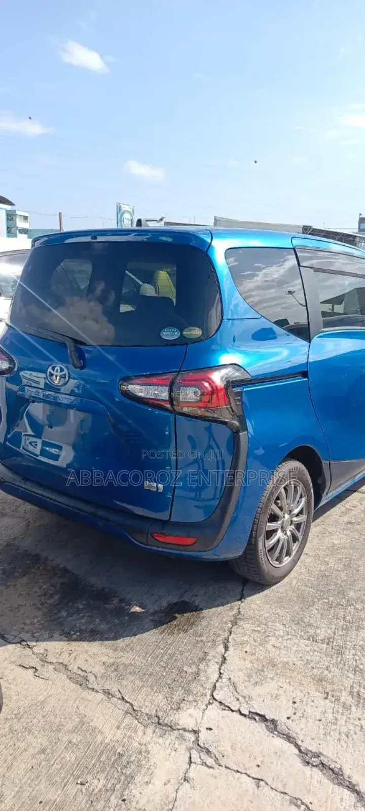 Toyota Sienta 1.5 Hybrid FWD 2019 Blue