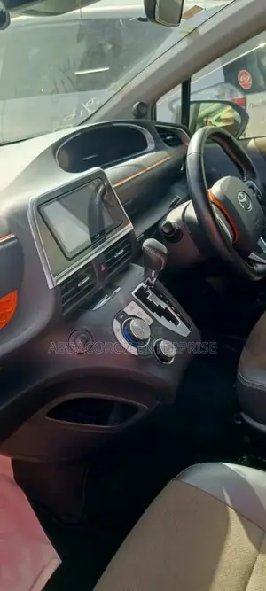 Toyota Sienta 1.5 Hybrid FWD 2019 Blue