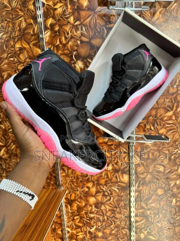 Pink Jordan 11 - thumbnail 2