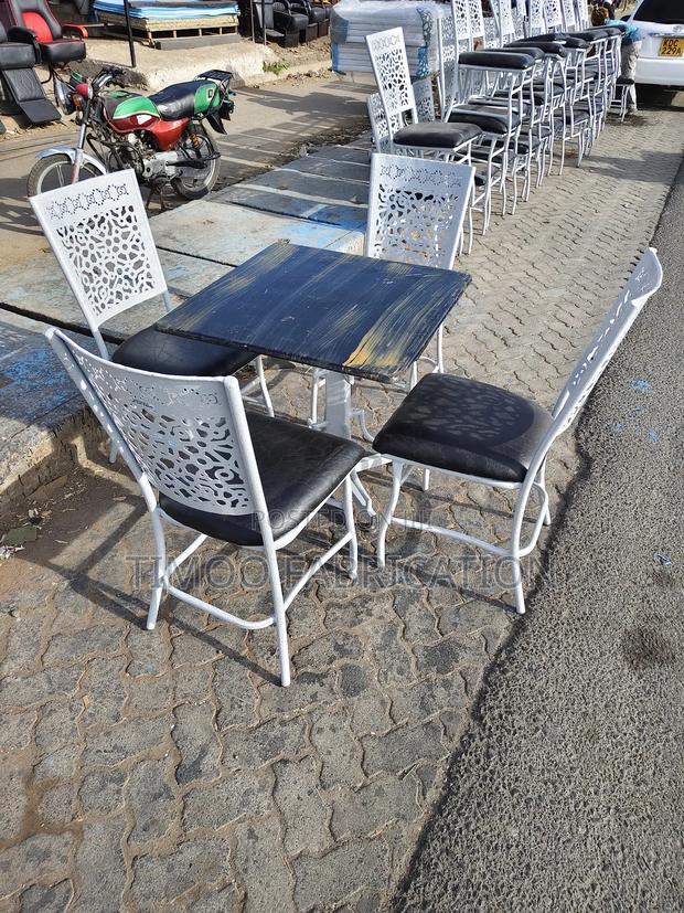 Restaurants 4chairs and 1table Black and White - main view