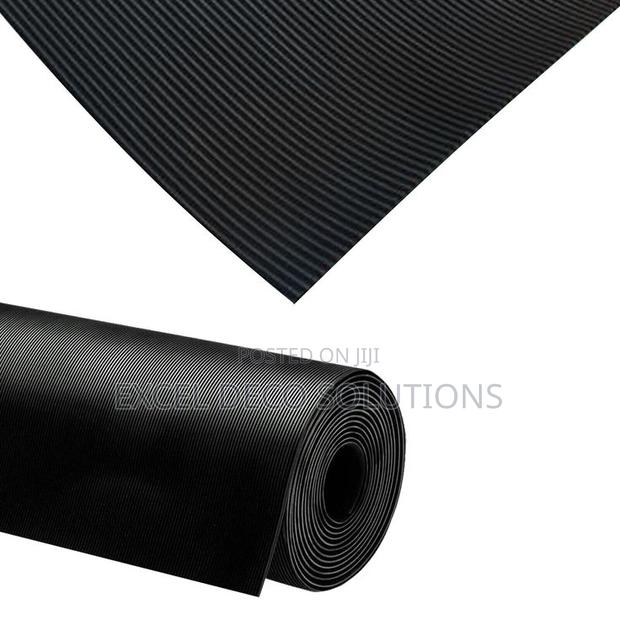 Ribbed Rubber Mat – Anti-Slip Industrial Flooring - main view