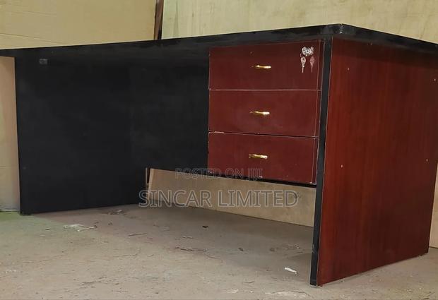 An Executive Office Desk 1800x900