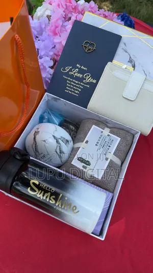 Quality Pursemini Flaskpreserved Soap Rosescandy Box
Bathingtowel