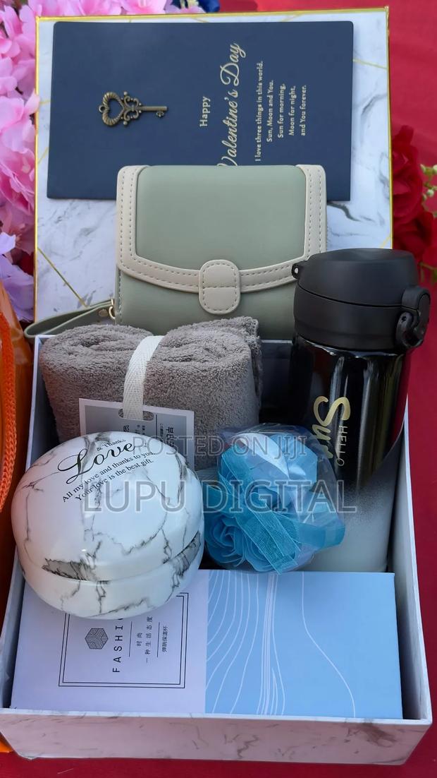 Quality Pursemini Flaskpreserved Soap Rosescandy Box
Bathingtowel - thumbnail 3