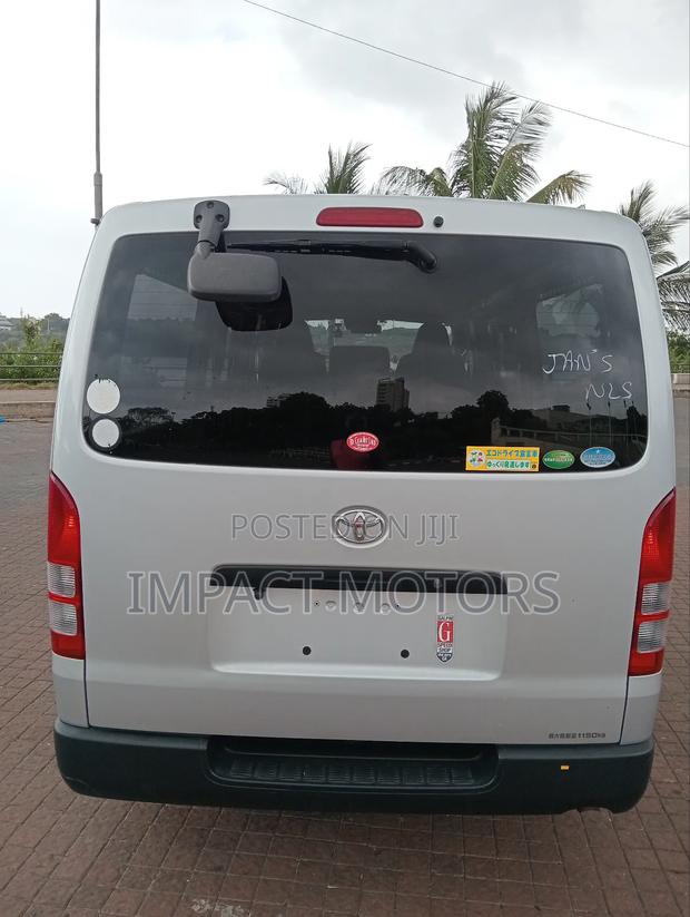 Toyota HiAce 2018 Silver - thumbnail 4