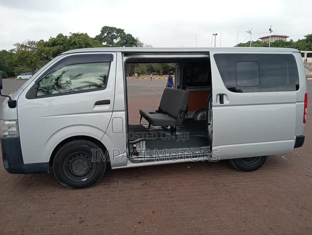 Toyota HiAce 2018 Silver - thumbnail 5