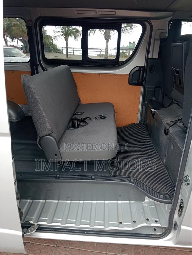 Toyota HiAce 2018 Silver - thumbnail 10