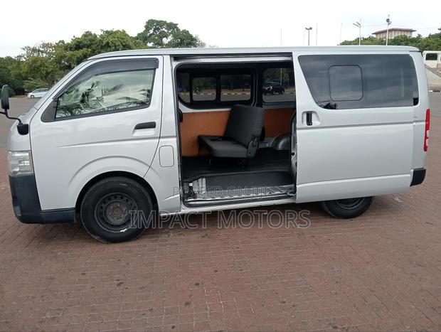 Toyota HiAce 2018 Silver - thumbnail 12