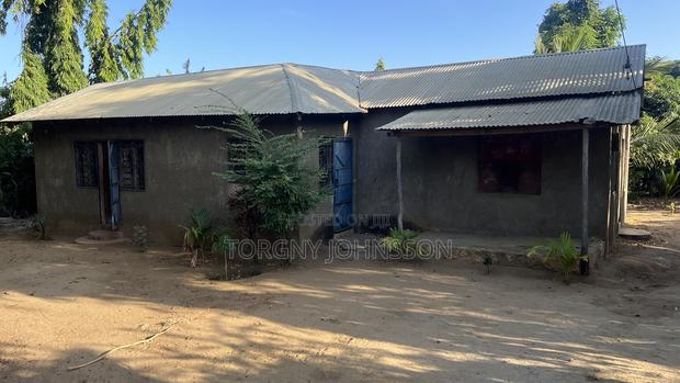 5bdrm House in Town Centre for sale - main view