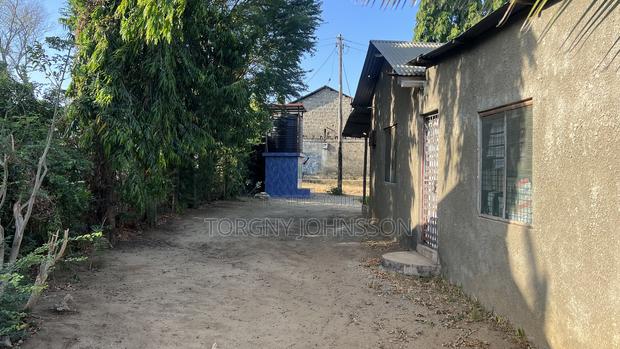 5bdrm House in Town Centre for sale - thumbnail 4