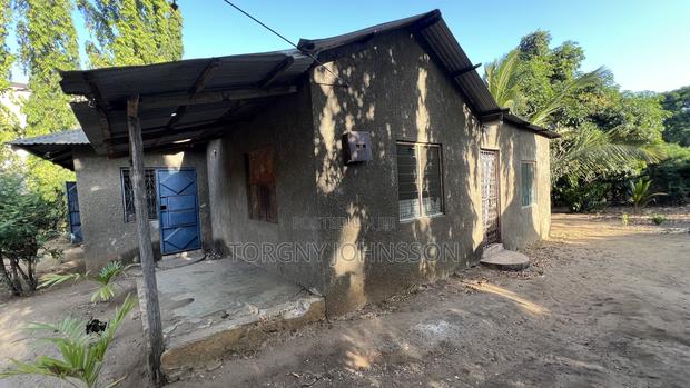 5bdrm House in Town Centre for sale - thumbnail 2