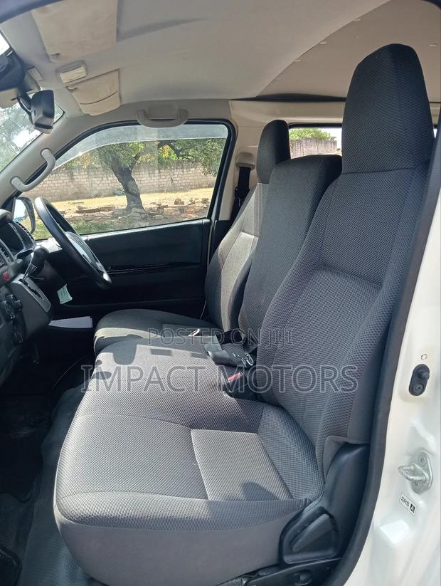 Toyota HiAce 2019 White - thumbnail 10